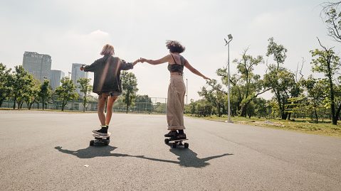 How To Ride A Longboard For Beginners